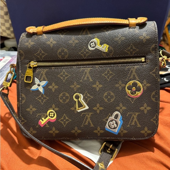 Louis Vuitton Pouchette Metis Love Lock Limited Edition Crossbody Bag - Picture 2 of 16